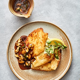 Schnitzel jagersstijl met aardappelpuree en gebakken witlof